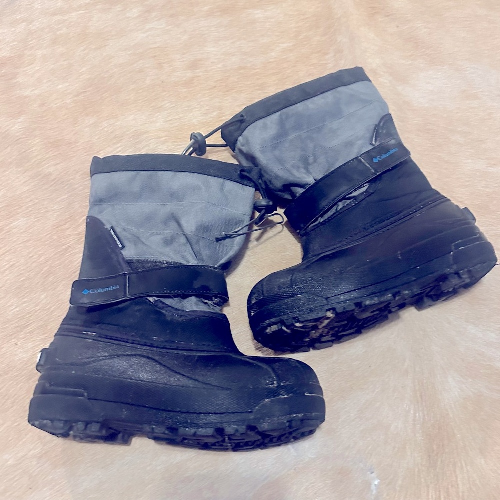 Kids Columbia boots size 1